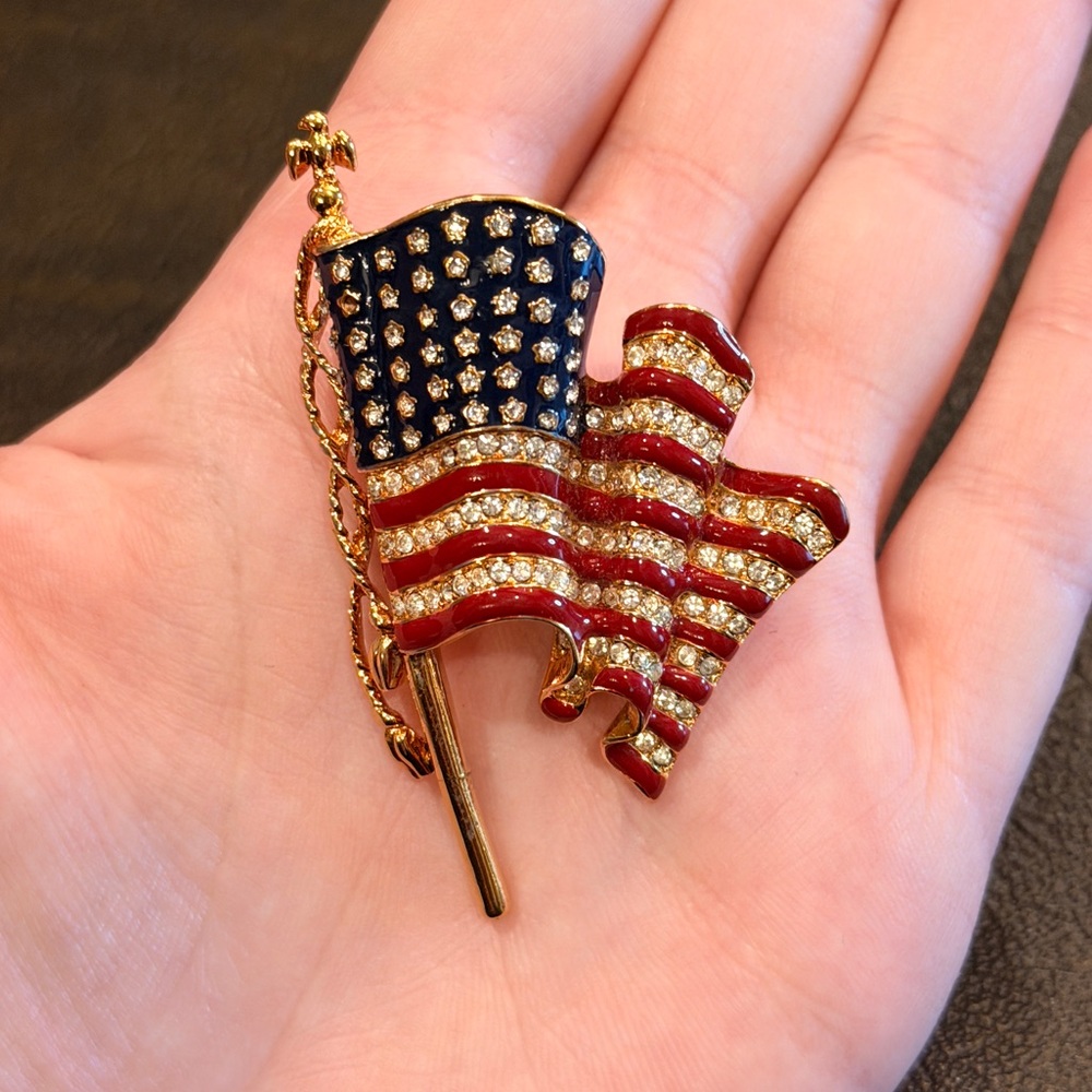 VINTAGE🇺🇸Trifari🇺🇸1996 Enamel & Rhinestone American Flag Pin Brooch - Picture 2 of 11